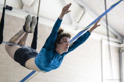 Ensayo en el Mercat de les Flors de una acróbata para el espectáculo de circo ‘Estat d’emergència’.