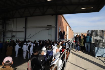 Empleados del matadero Sada de Lleida, ayer, minutos antes de la asamblea que avaló el pacto del ERE.