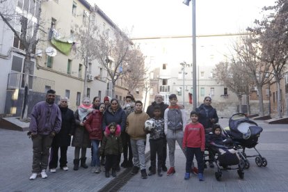 Algunas de las familias que okupan pisos en el Barri Antic, con el presidente de la asociación Futur.