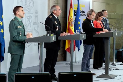 Fernando Simón, director d’Alertes i Emergències Sanitàries, compartint roda de premsa amb militars, policies i guàrdies civils.