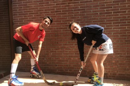 Pol y Mar superan el mono de hockey con mini partidos en el patio o el garaje de su casa en Bell-lloc.