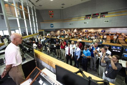 L’astronauta Michael Collins, ahir a la recuperada històrica sala de control de la NASA a Houston.