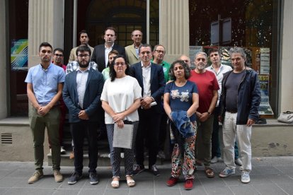 Los ediles de Compromís, ayer ante la sede del consell comarcal. 