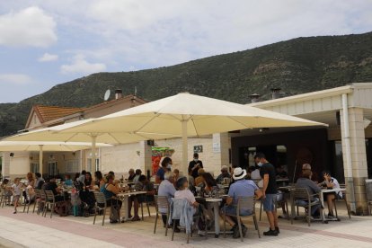 Turistas de Lleida en el restaurante del camping La Noguera de Sant Llorenc de Montgai.