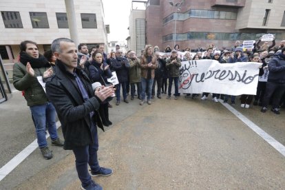 El alcalde de Alcarràs, Miquel Serra, acompañado por alcaldes y vecinos a la salida del juzgado.