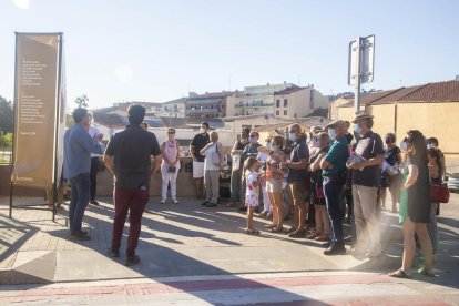 Visita a un dels nou tòtems instal·lats al municipi.