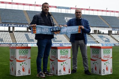 Jordi Esteve y Jordi Viladrich, con los recipientes que se colocarán en el Camp d’Esports.