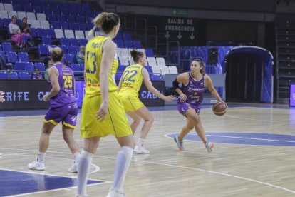 Rita Montenegro contra el balón ante la defensa de la urgelense Elin Gustavsson.