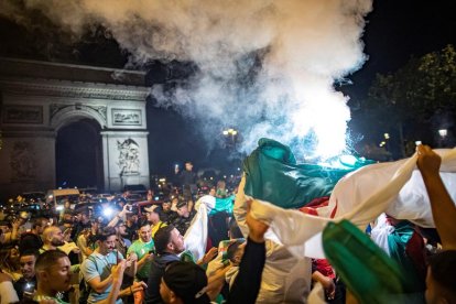 Seguidors algerians celebren el triomf a París.