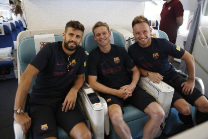 Piqué, De Jong i Rakitic, ahir a l’avió poc abans de sortir cap a terres japoneses.