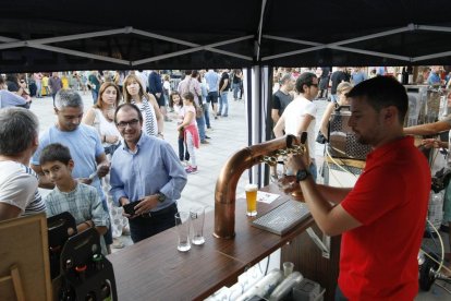 Un lloc de cervesa artesana en una fira celebrada a Lleida.