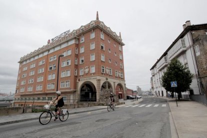 Vista de l’hotel corunyès on es troba confinat l’equip.