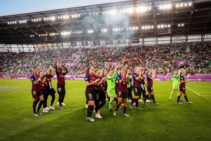 Les blaugranes, amb la medalla de subcampiones d’Europa, saluden l’afició que va viatjar a Budapest.