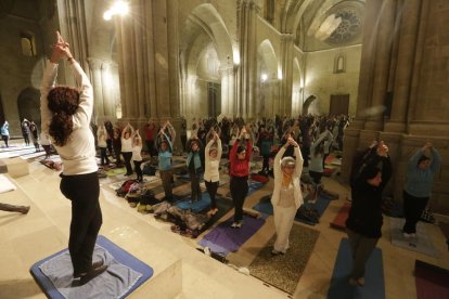 Imatge d'arxiu d'una sessió de ioga a la Seu Vella, en el marc de 'Les Nits de Lluna Plena'