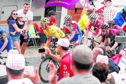 Julian Alaphilippe lidera el gran grup, amb Thibaut Pinot darrere, en plena ascensió al Tourmalet.