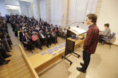 L’actor Joan Sorribes, durant l’acte d’ahir en una abarrotada Biblioteca Pública.