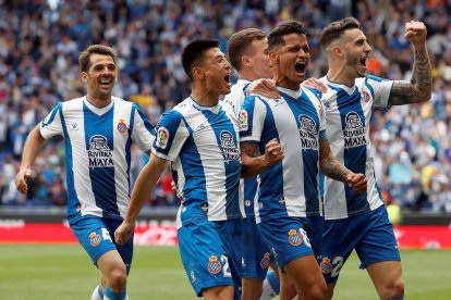 Los jugadores del Espanyol celebran uno de los goles.