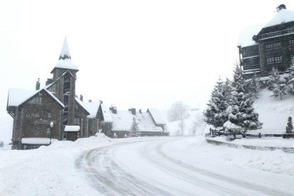 La carretera d'accés al pla de Beret, amb l'hotel La Pleta en primer terme.