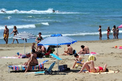 Mientras se relajan cada vez más las restricciones, muchos italianos aprovecharon el buen tiempo de ayer para ir a la playa.