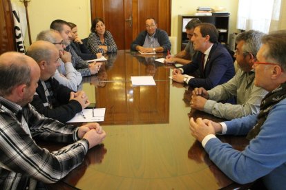 Representantes de los empleados con el subdelegado Crespín, ayer.