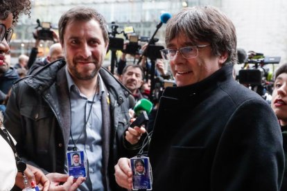 Comín y Puigdemont, con su credencial de europarlamentarios.