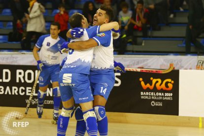 Jordi Creus i Andreu Tomàs s’abracen per celebrar la classificació per a les semifinals de la Copa del Rei, ahir a Reus.