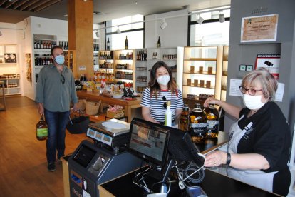 En la ‘agrobotiga’ de la cooperativa de Sant Isidre de Les Borges los horarios se han flexibilizado con las fases de desescalada.