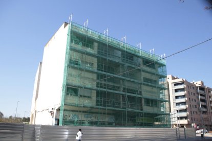 Un edificio que estaba abandonado en avenida de Les Garrigues está siendo rehabilitado. 