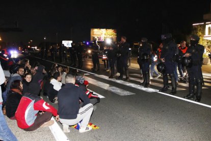 El cordón policial evitó que los concentrados se acercaran al hotel, aunque la carretera quedó cortada.