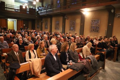 Numerosas personas asistieron ayer al homenaje a la exdirectora del Lestonnac Maria Jesús Cabau.