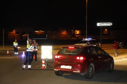 Un dels primers controls a l’N-230 entre Lleida i Torrefarrera, ahir a la nit només informatiu.