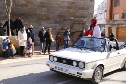 Els veïns d’Ivars d’Urgell van decorar ahir el tió de Nadal.