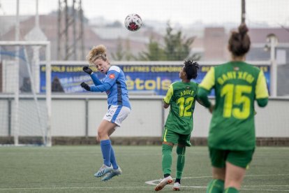 Vesela refusa una pilota durant un partit d’aquesta temporada.