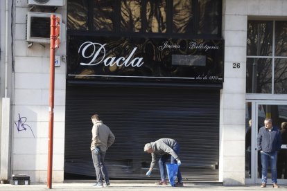 Agentes recogieron pruebas ayer de la joyería en Cappont. 