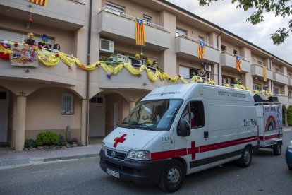 Vehículos de Creu Roja, un punto asistencial, un coche y una bici, circularon por todas las calles de la capital del Sió animando a los vecinos a cantar y bailar desde los balcones.