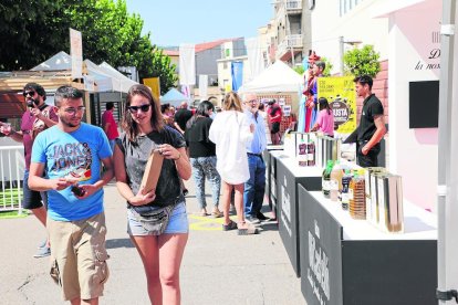 Imagen de visitantes en la Fira de Sant Bartomeu de Artesa de Segre. 