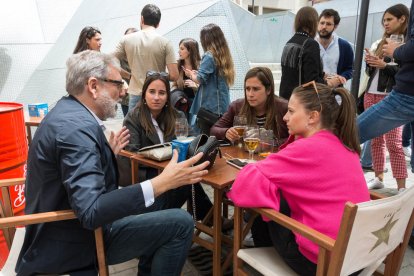 El candidat del PSC, Fèlix Larrosa, ahir durant la reunió amb joves de Lleida.