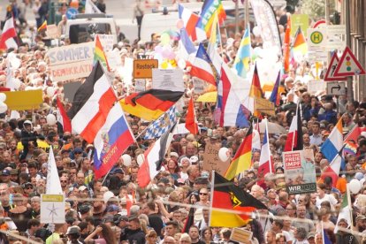 Imagen de los manifestantes que protestaron ayer en Berlín contra las medidas para combatir la Covid.