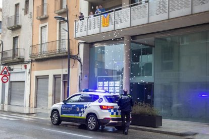 Agentes de la Policía Local de Tàrrega felicitando un aniversario durante el confinamiento.