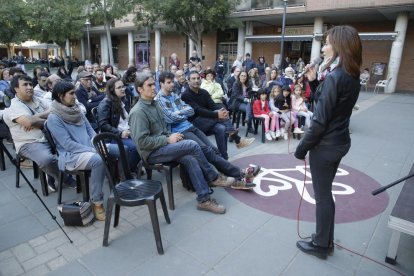 Un instante del acto central del Comú, con su alcaldable, Sergi Talamonte, en primera fila. 