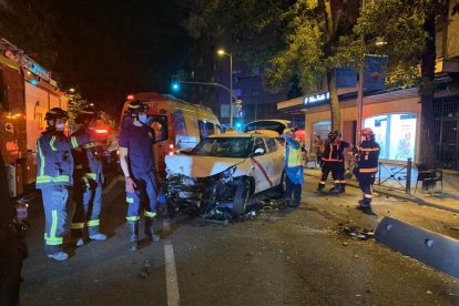 Estado en el que quedó el taxi tras el impacto contra la terraza.