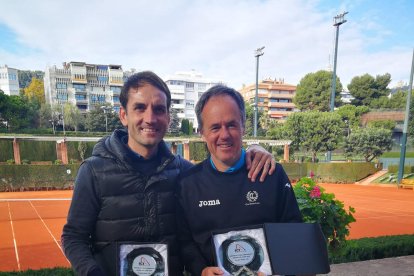 Los dos tenistas del club leridano con sus trofeos.