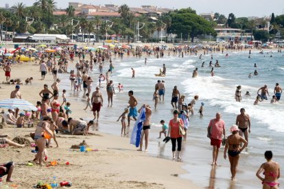 Imagen de archivo de bañistas en una playa de Cambrils.