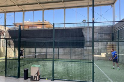 Partido de pádel de 1x1 en Castelldans, un deporte que se podrá practicar por parejas como es normal.