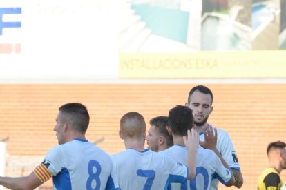 Los jugadores del Mollerussa celebran el tanto de Delgado.