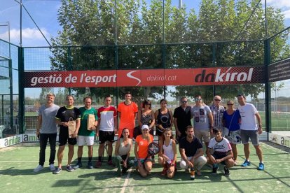 A la foto, els campions i finalistes del torneig.