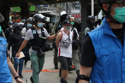 Detención de uno de los activistas en la manifestación.