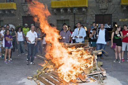 Los Fondistes Cervera fueron los encargados de llevar la Flama del Canigó hasta la plaza Major de esta localidad, desde donde se repartió para encender las hogueras. 