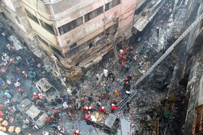 Fins a 37 unitats de bombers van participar en les tasques d’extinció del foc, a la capital de Bangladesh.