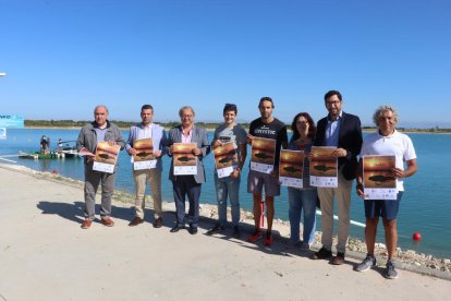 Autoridades y organizadores ayer durante la presentación de la competición en la instalación de 2Llacs.